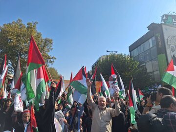 Madres y niños salen a las calles de la capital persa en apoyo a Gaza