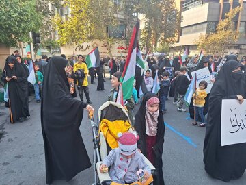 Madres y niños salen a las calles de la capital persa en apoyo a Gaza