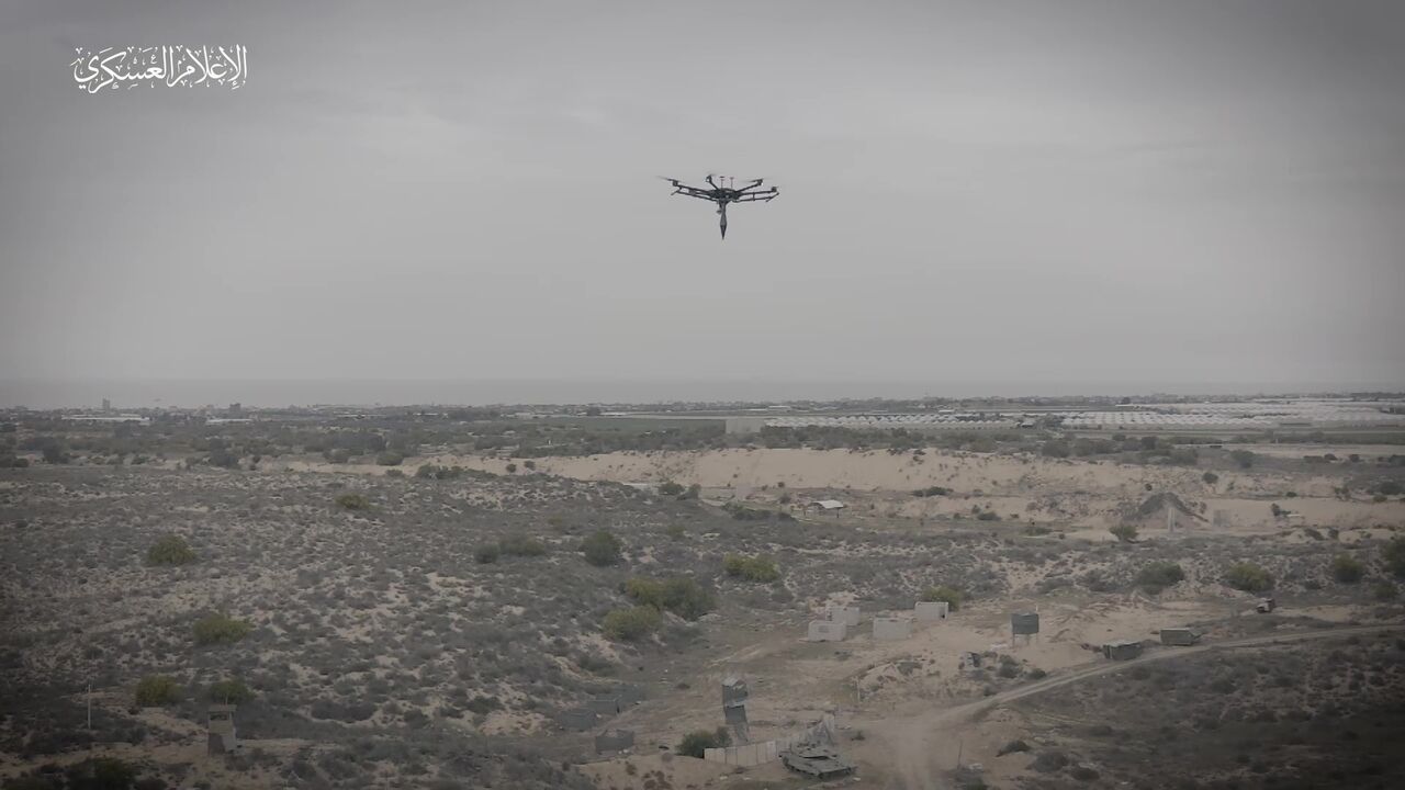 القسام يسقط قذيفة مضادة للدروع على دبابة للاحتلال شرق خانيونس