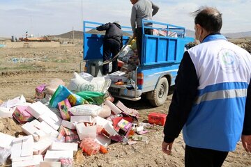 ۱۴ تن مواد غذایی تاریخ مصرف گذشته و غیرقابل‌مصرف انسانی در زابل جمع‌آوری شد