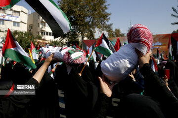 Mothers, children in support of Gaza