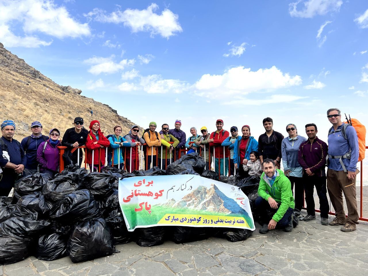 دامنه‌ها و ارتفاعات کوه الوند همدان با مشارکت کوهنوردان از زباله پاکسازی شد