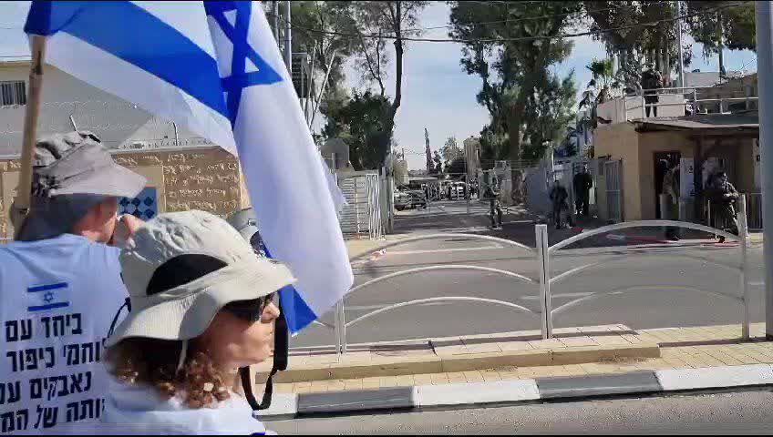 شعار معترضان علیه نتانیاهو در بئر السبع: «نخست‌وزیر فاسد روزهای آخرت است» + فیلم