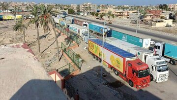 Un nouveau convoi des camions transportant de l'aide entre dans la bande de Gaza