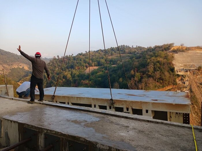 خان هفتم آبگیری کامل سد گلورد؛ نصب سازه‌ پل زیرقوسی آغاز شد + فیلم