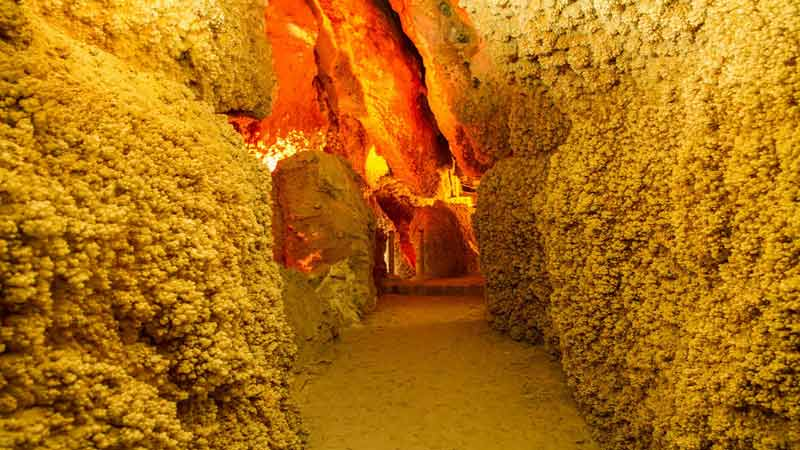 غار چال نخجیر دلیجان؛ شگفتانگیزترین غار آهکی جهان