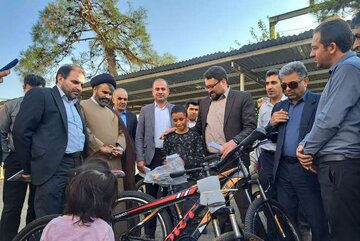 فیلم|  دوچرخه رئیس جمهور به نوجوان فداکار صفاشهری رسید 