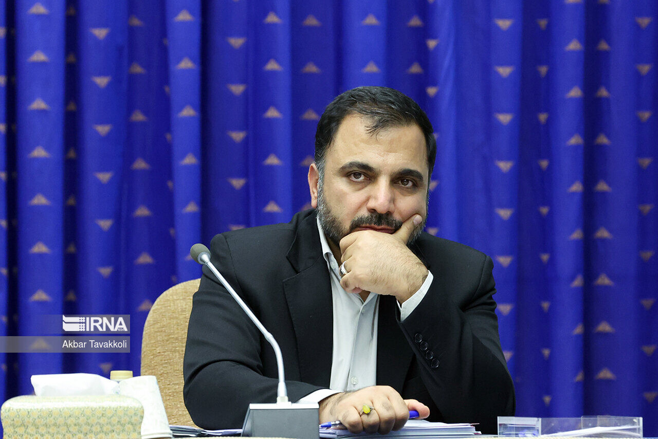 وزير الاتصالات وتكنولوجيا المعلومات یتوجه الى سلطنة عمان