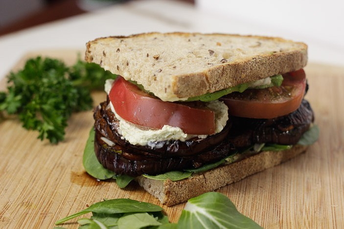 تهیه ساندویچ بادمجان به روشهای مختلف