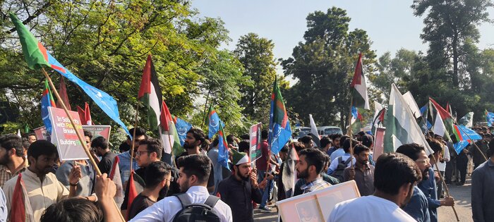 فریاد "لبیک یا قدس" دانشجویان پاکستان/راهپیمایی به سمت سفارت آمریکا+فیلم