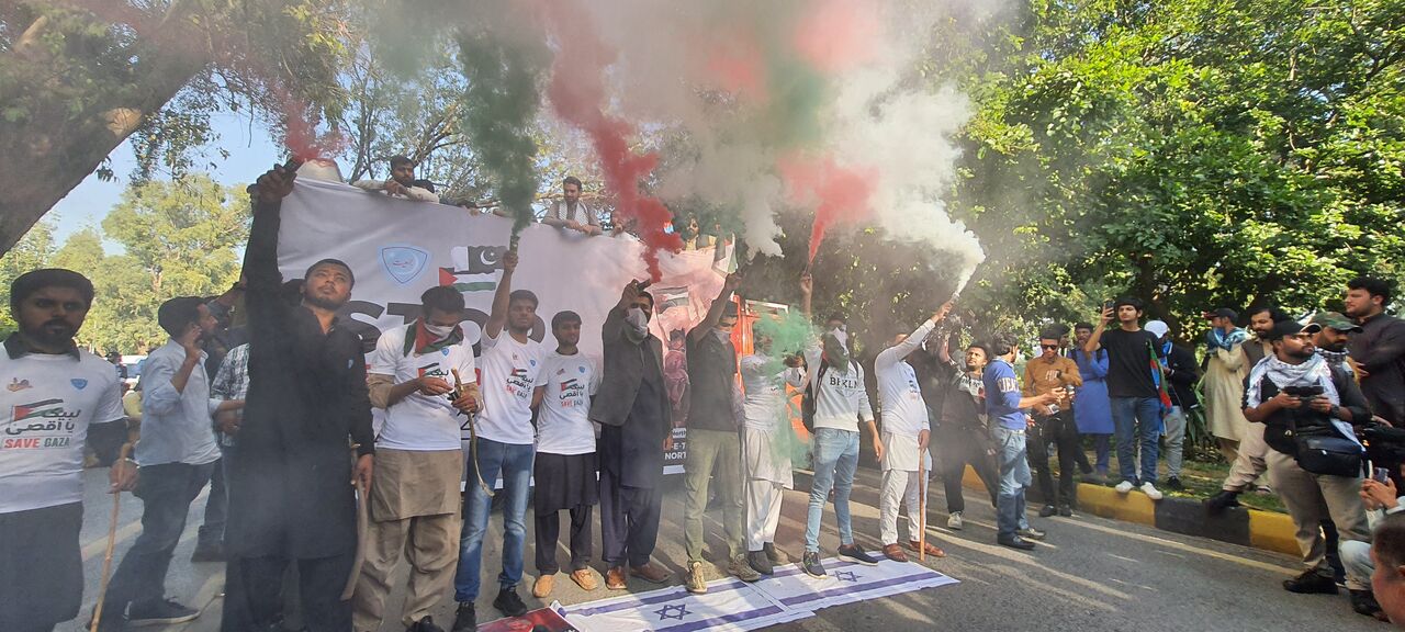 فریاد "لبیک یا قدس" دانشجویان پاکستان/راهپیمایی به سمت سفارت آمریکا+فیلم