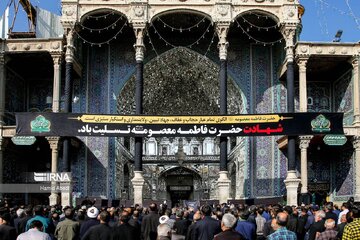 Sanctuaire sacré de Hazrat Masoumeh recouvert de noir