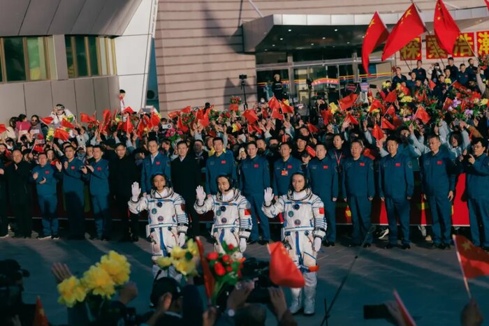 چین فضاپیمای شنژو-۱۷ را با موفقیت پرتاب کرد
