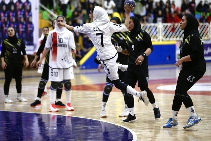 هندبال برتر بانوان؛ زاگرس جنوبی کازرون با غلبه بر آذرخش هرمزگان به نخستین برد رسید