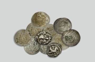 مجموعه دار تهرانی ۵۰۰ سکه تاریخی به موزه رضوی اهدا کرد