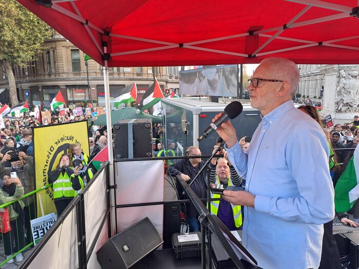 سخنرانان در تظاهرات نیم میلیونی لندن: تاریخ جنایات اسرائیل را فراموش نمیکند