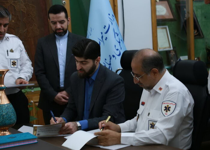 اتوبوس آمبولانس در کاخ سعدآباد مستقر میشود