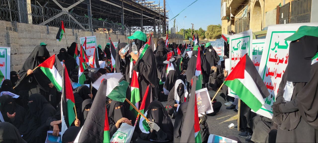 "لستم وحدكم" شعار تهتف اليمانيات في تظاهرات الدفاع عن غزة