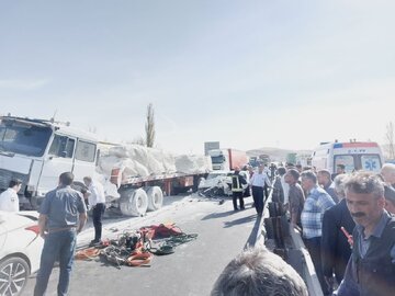 تکمیلی/تصادف زنجیره ای در اتوبان پیامبر اعظم تبریز با یک فوتی و ۱۱ مصدوم + ۳ فیلم