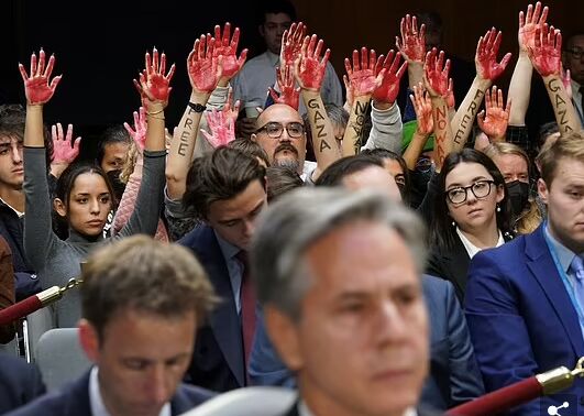 شعارهای معترضان در کنگره آمریکا با دست‌های قرمز رنگ/ نسل کشی در غزه را متوقف کنید