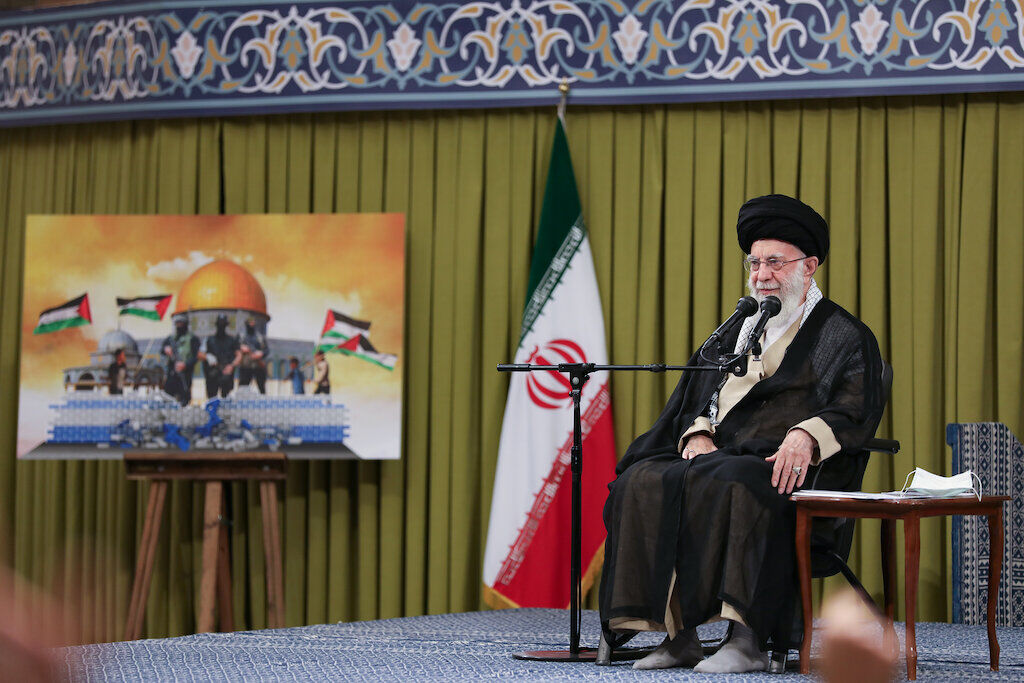 Zionist regime will be paralyzed if it loses US support: Supreme Leader
