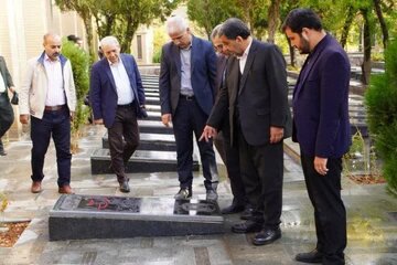 وزیر میراث‌فرهنگی به مقام شامخ شهدای کردستان ادای احترام کرد