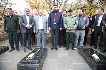 وزیر راه و شهرسازی به شهدای شهرستان دهگلان کردستان ادای احترام کرد