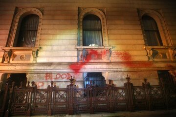 Le bâtiment du ministère britannique des Affaires étrangères aspergé de peinture rouge sang pour protester contre la déclaration Balfour
