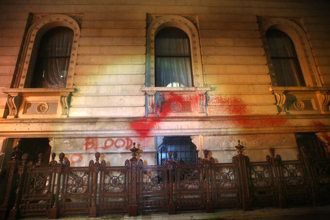 Balfour Deklerasyonu'nu Protesto Etmek Amacıyla İngiltere Dışişleri Bakanlığı Binası Kırmızıya Boyandı
