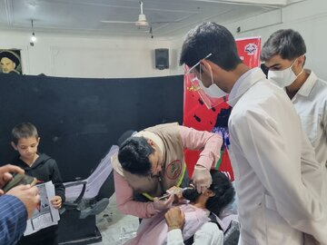 خدمت بی‌منت گروه جهادی دندانپزشکی با ویزیت رایگان بیماران در حاشیه شهر زاهدان