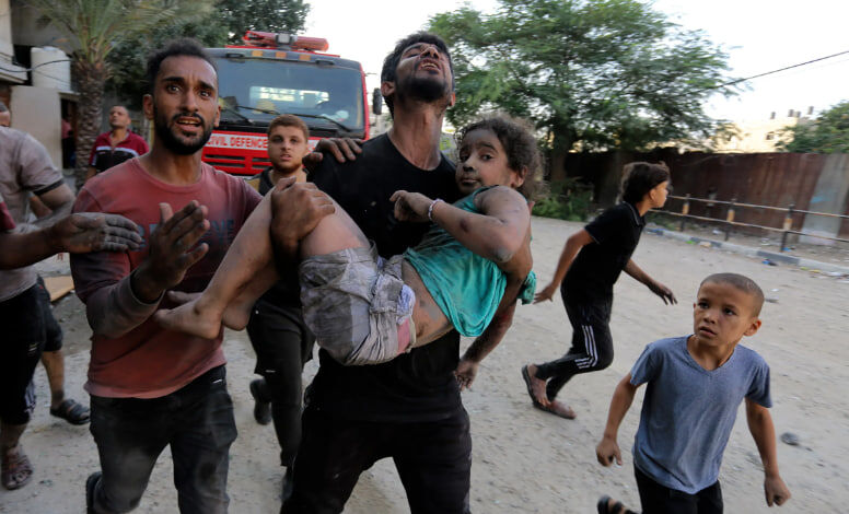 Siyonistlerin Gazze'de Bir Okula Düzenlediği Saldırıda 63 Filistinli Şehit Düştü