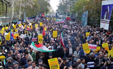 مسلمی نائینی: مبارزه با دشمن نباید تنها به شعار"مرگ بر آمریکا" محدود شود