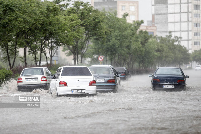 بارش باران و آبگرفتگی معابر در مازندران +فیلم