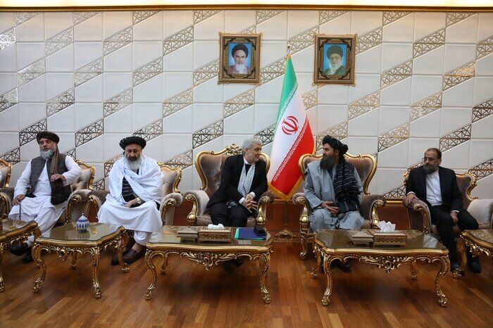 Le Mollah Baradar, haut responsable économique afghan, arrive à Téhéran