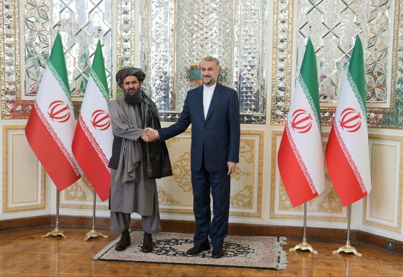 Le ministre iranien des Affaires étrangères rencontre le mollah Baradar à Téhéran