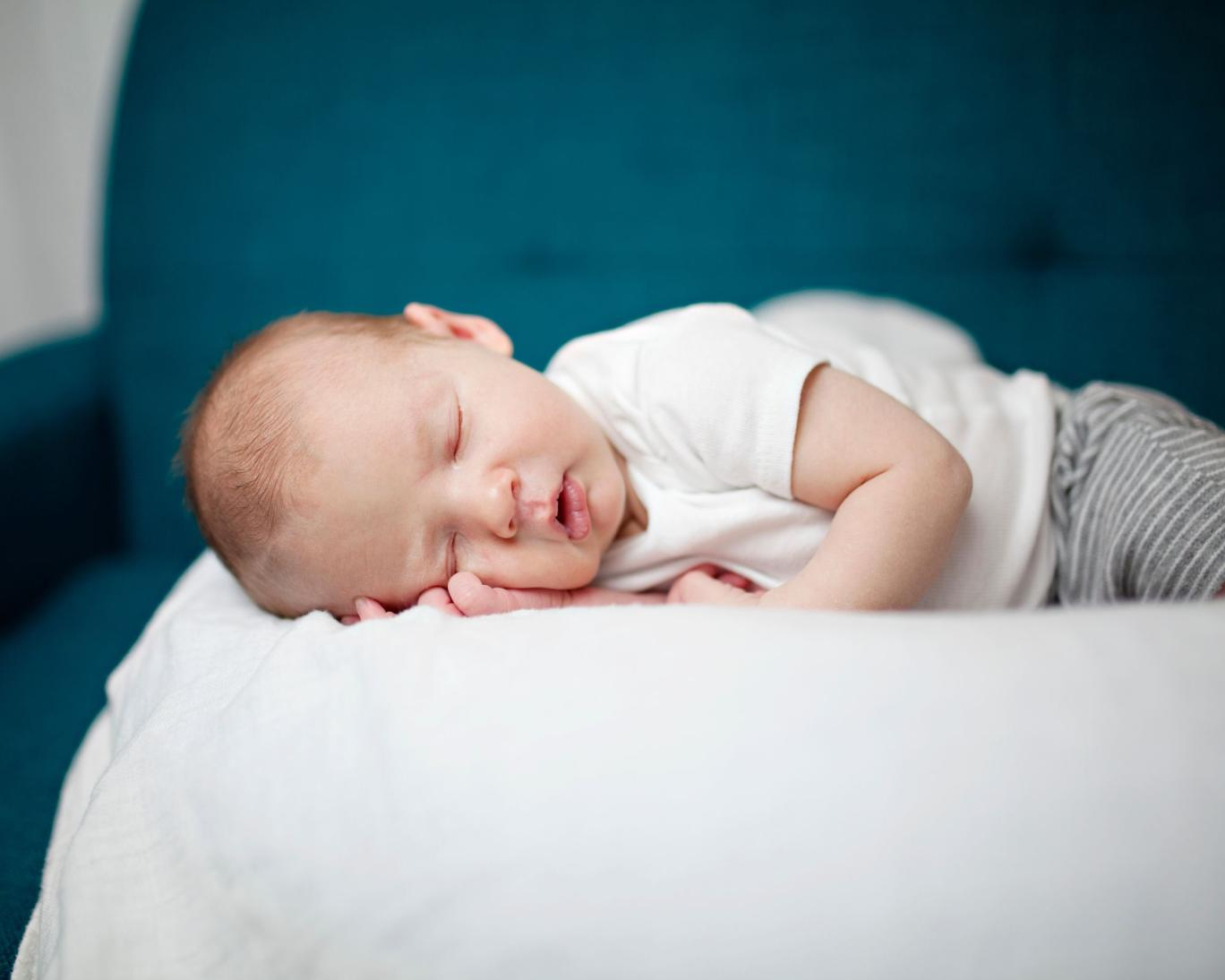 بهترین و اصولی ترین مراحل خواباندن نوزاد در شب