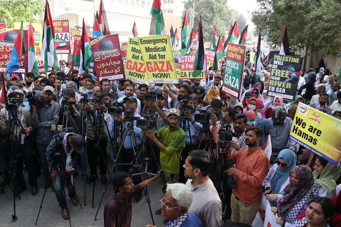 فلسطین کی حمایت میں پاکستانی ڈاکٹروں اور نرسوں کا مارچ