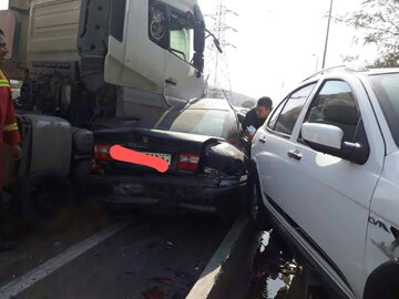 تصادف زنجیره‌ای ۱۳ خودرو در شرق تهران