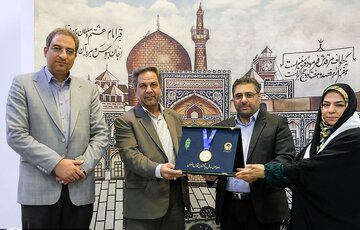 طلایه‌دار تیراندازی پارالمپیک مدال طلای جهانی خود را به موزه آستان قدس رضوی اهدا کرد