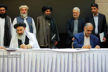 Iran, Afghanistan sign 5 MoUs on economic cooperation