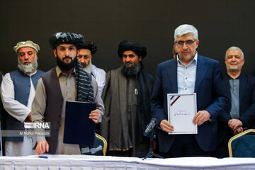 Iran, Afghanistan sign 5 MoUs on economic cooperation