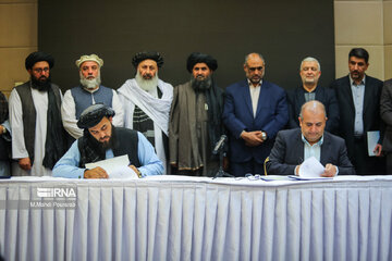 Iran, Afghanistan sign 5 MoUs on economic cooperation