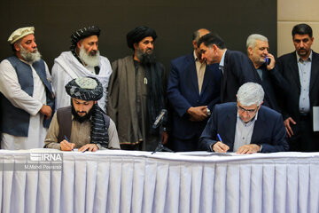 Iran, Afghanistan sign 5 MoUs on economic cooperation