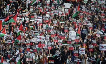 سیل تظاهرات حامیان فلسطین در لندن/فریاد محکومیت اسرائیل، سفارت آمریکا را به لرزه درآورد