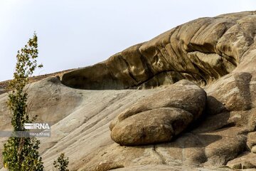 Porche en pierre de Niaq à Qazvin