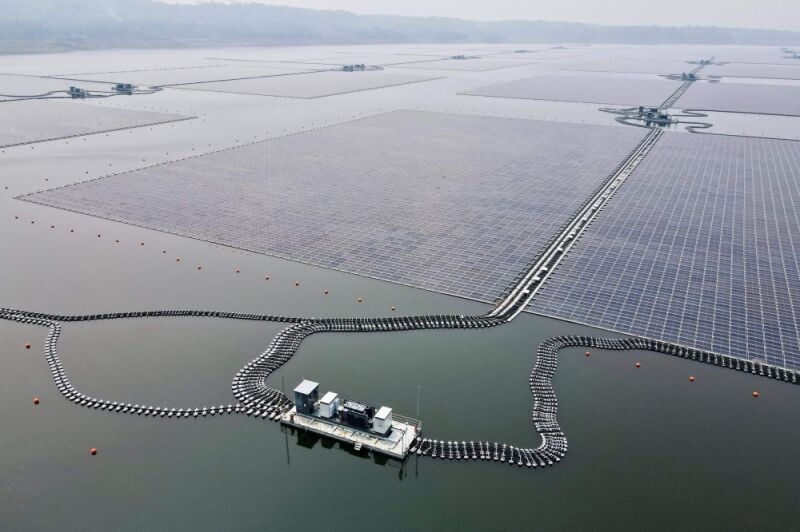 اندونزی بزرگترین مزرعه خورشیدی شناور جنوب شرق آسیا را افتتاح کرد