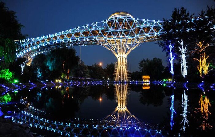 نورافشانی «پل طبیعت» پایتخت در شب سال نو