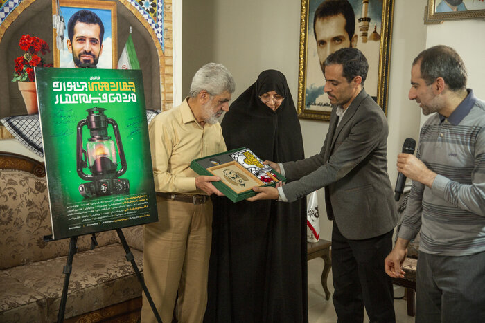 رونمایی از پوستر چهاردهمین جشنواره فیلم عمار در منزل پدر شهید هستهای