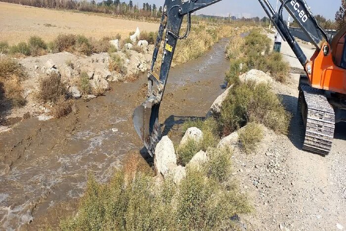 بند خاکی غیرمجاز در بستر رودخانه چیتگر تخریب شد
