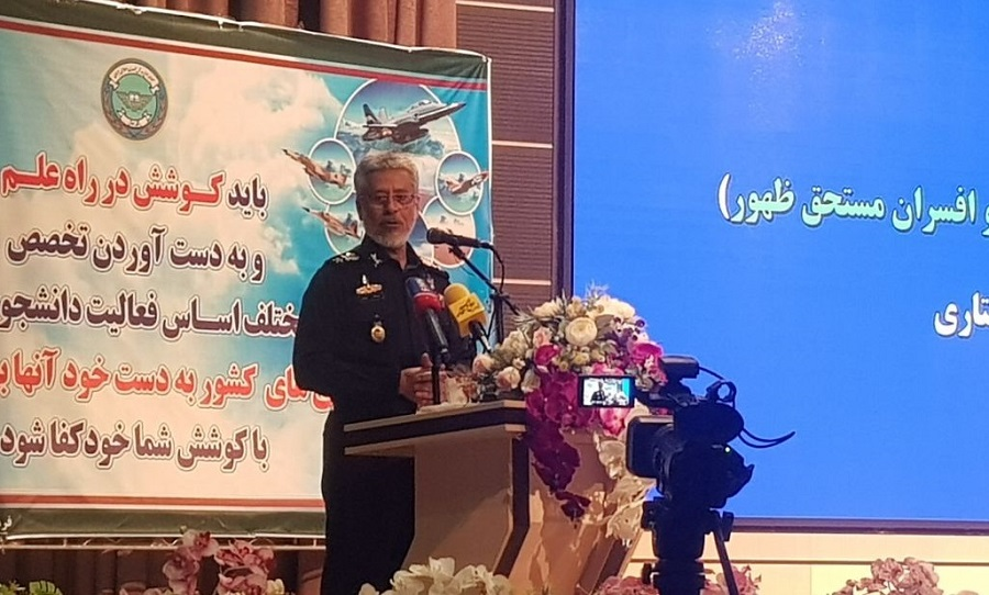 دریادار سیاری: ارتش در تامین تجهیزات دفاعی خودکفاست/ایران روی پای خود ایستاده است